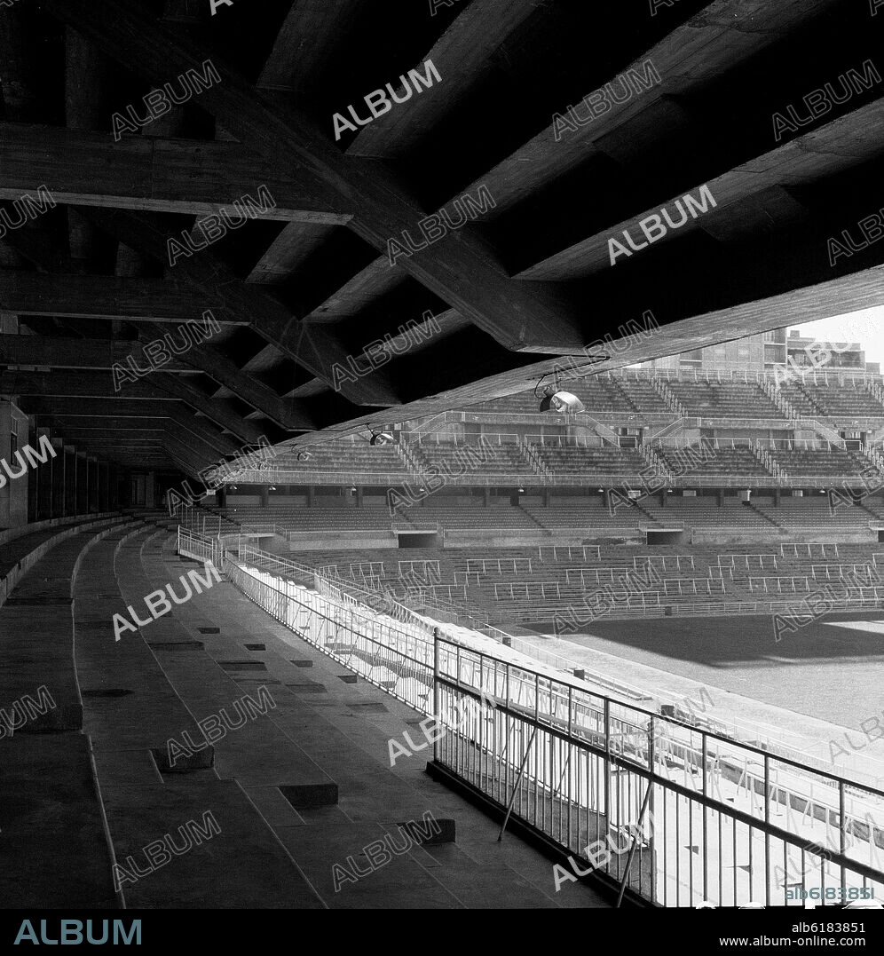ANTONIO LAMELA / JOSE ALEMANI / MANUEL SALINAS. GRADAS DEL ESTADIO SANTIAGO BERNABEU - FOTOGRAFIA EN BLANCO Y NEGRO - AÑOS 60.