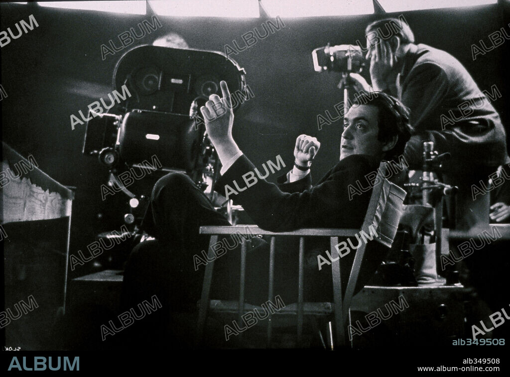 STANLEY KUBRICK en TELEFONO ROJO, VOLAMOS HACIA MOSCU, 1964 (DR. STRANGELOVE OR: HOW I LEARNED TO STOP WORRYING AND LOVE THE BOMB), dirigida por STANLEY KUBRICK. Copyright HAWK FILMS PROD/COLUMBIA.
