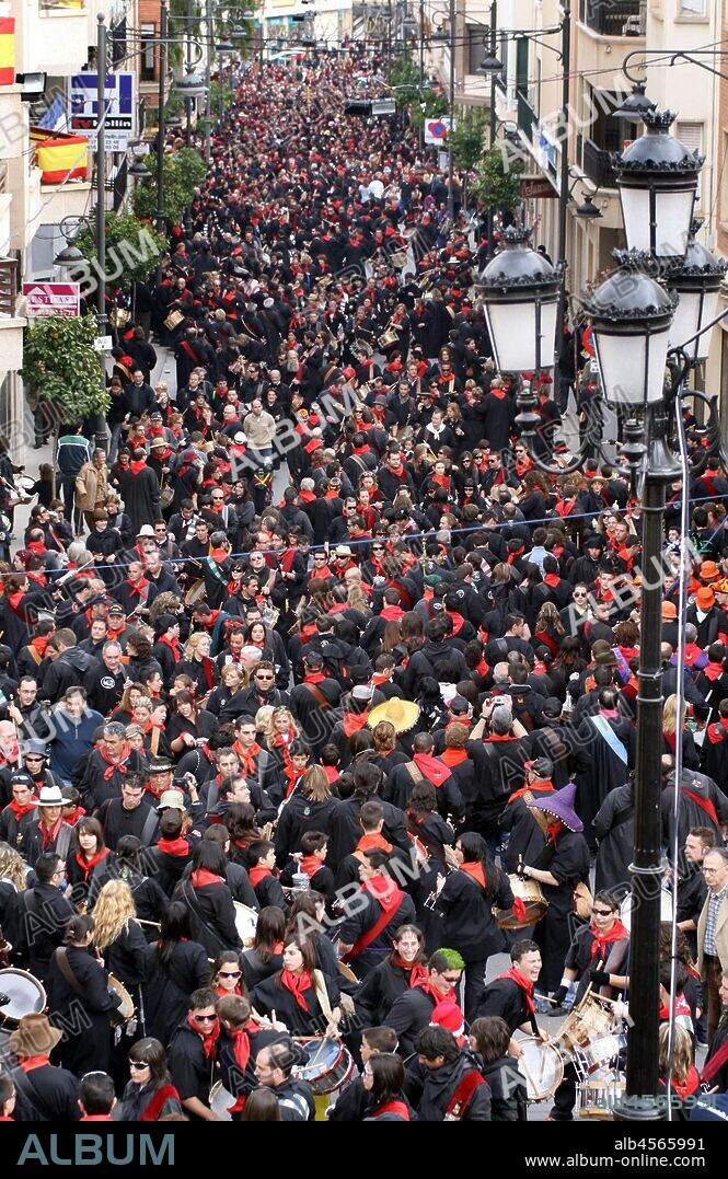 ESPAÑA-SEMANA SANTA HELLÍN:ALB01. HELLÍN (ALBACETE), 19/03/08.- Vista general de la tradicional tamborrada de Miércoles Santo, en el casco antiguo de Hellín. La fiesta, declarada de interés turístico internacional, tiene hoy el desafío de batir el récord Guinness mundial de personas tocando a la vez el tambor, según la convocatoria hecha por la asociación de peñas de tamborileros de Hellín. EFE/Manu.