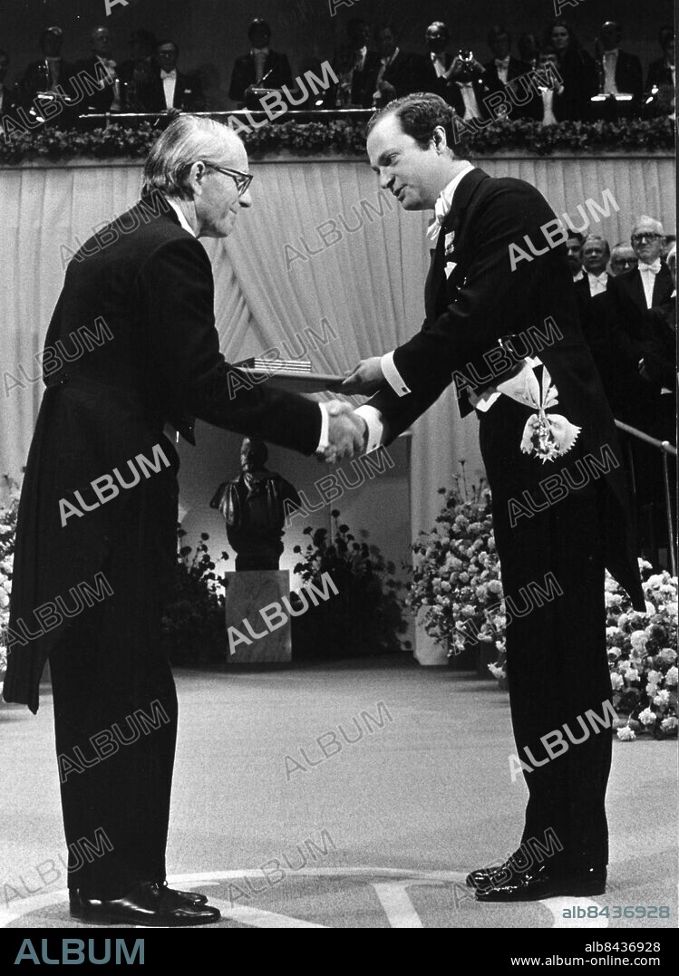 File Sweden Nobel 1980. Chemistry laureate Frederick Sanger, Great Britain receives his prize from the hands of his majesty king Carl XVI Gustaf of Sweden, Sanger shares the prizw with Paul Berg and Walter Gilbert. Foto: Jan Collsiöö Kod: 1001 COPYRIGHT SCANPIX SWEDEN.