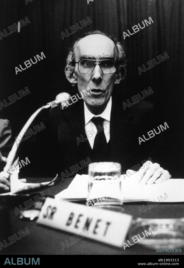 Josep Benet i Morell (1920-2008). Historiador y político catalán, durante una conferencia.