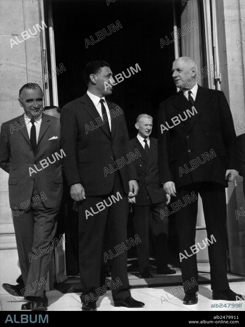 French president Charles de Gaulle, marshal Hakim Amer, Georges Pompidou (l) and Maurice Couve de Murville (behind) at Elysee palace in Paris october 16, 1965.