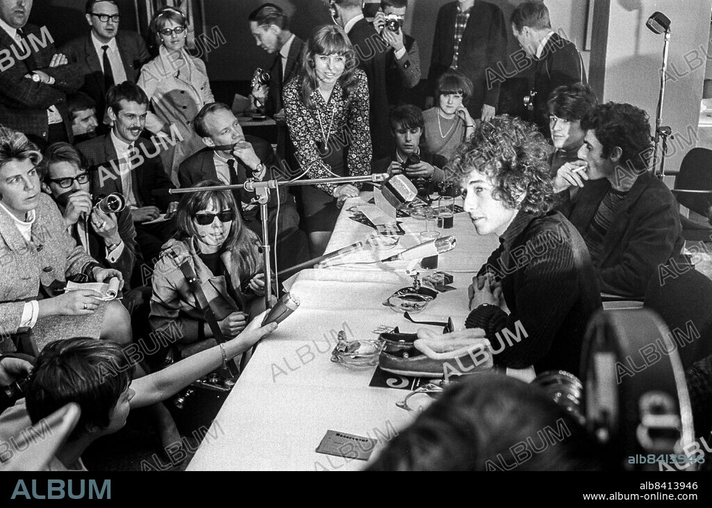 STOCKHOLM 1966-09-28 *For Your FIles*. From left bandmember Rick Danko, tour manager Victor Maymudesand Bob Dylan at an press conference in Stockholm, Sweden April 28, 1966" during his " Bob Dylan World Tour 1966 . Foto: Ronny Karlsson / DN / TT / Kod: 151. **SvD OUT**.