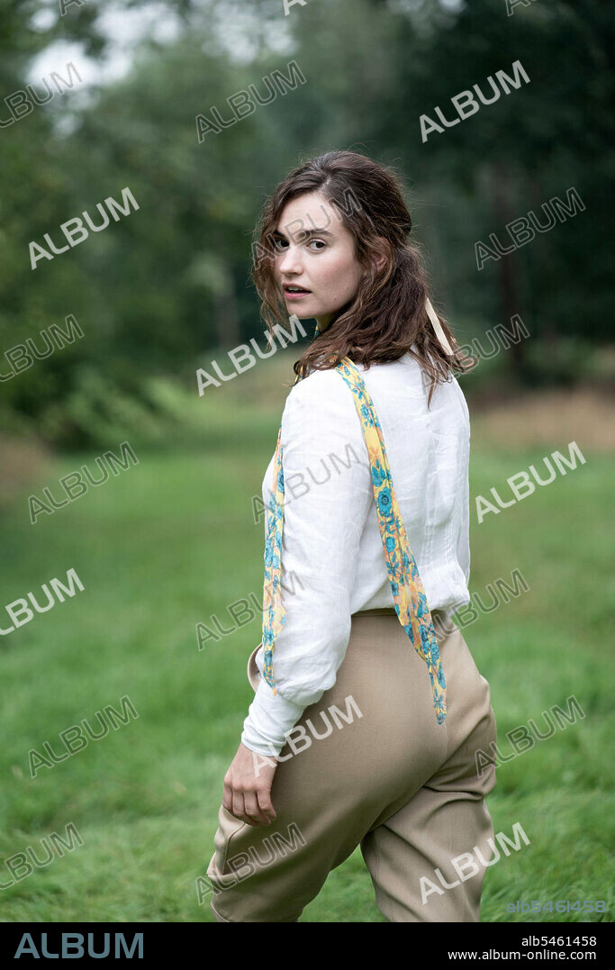LILY JAMES en THE PURSUIT OF LOVE, 2021, dirigida por EMILY MORTIMER. Copyright AMAZON STUDIOS.