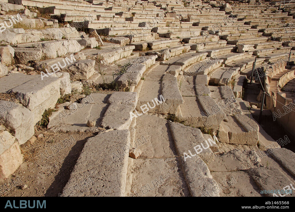 ARTE GRIEGO. GRECIA. TEATRO DE DIONISIO. Siglo V a. C. Las gradas y proscenio de madera fueron construidos de nuevo en mármol en el siglo IV a. C. Tenía una capacidad para 17.000 espectadores. Atenas. Grecia.