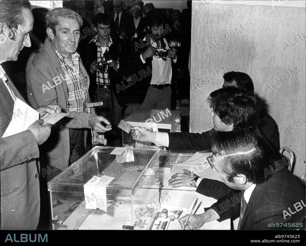 June 14, 1977. The candidate of the communist party of Spain, Marcelino Camacho, went this morning to cast his vote at the polling station on Rufino Novalvos Street, 5.