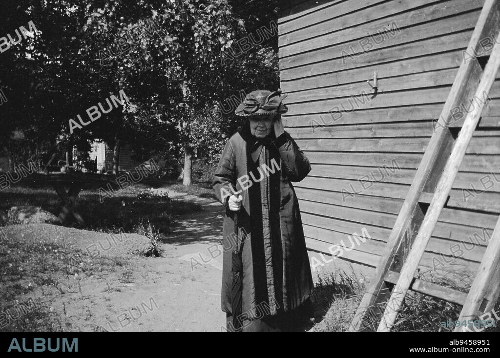 Hugo Simberg, 24.6.1873, Hamina, 12.7.1917, Ähtäri, Alexandra Simberg In the yard of a yellow villa, 1903, 55 × 81 mm, yard, yevo - Work: Ferdinand von Wright, the artist's brother, Photography in Finland around 1900.
