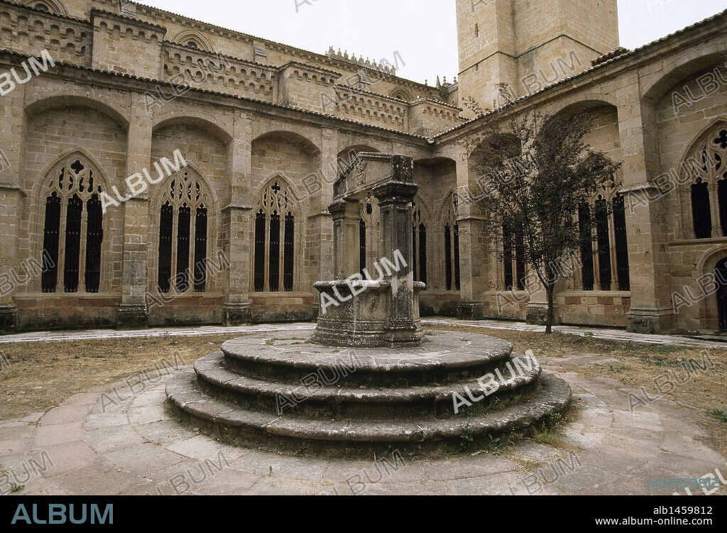 ARTE GOTICO. ESPAÑA. CATEDRAL. Erigida en el siglo XII por el Obispo de Sigüenza don Bernardo DE AGEN y consagrada en el año 1169. El estilo románico convive con el gótico y el barroco. Presenta aspecto de fortaleza. Vista parcial del CLAUSTRO gótico, construido en el s. XV. SIGUENZA. Provincia de Guadalajara. Castilla-La Mancha.