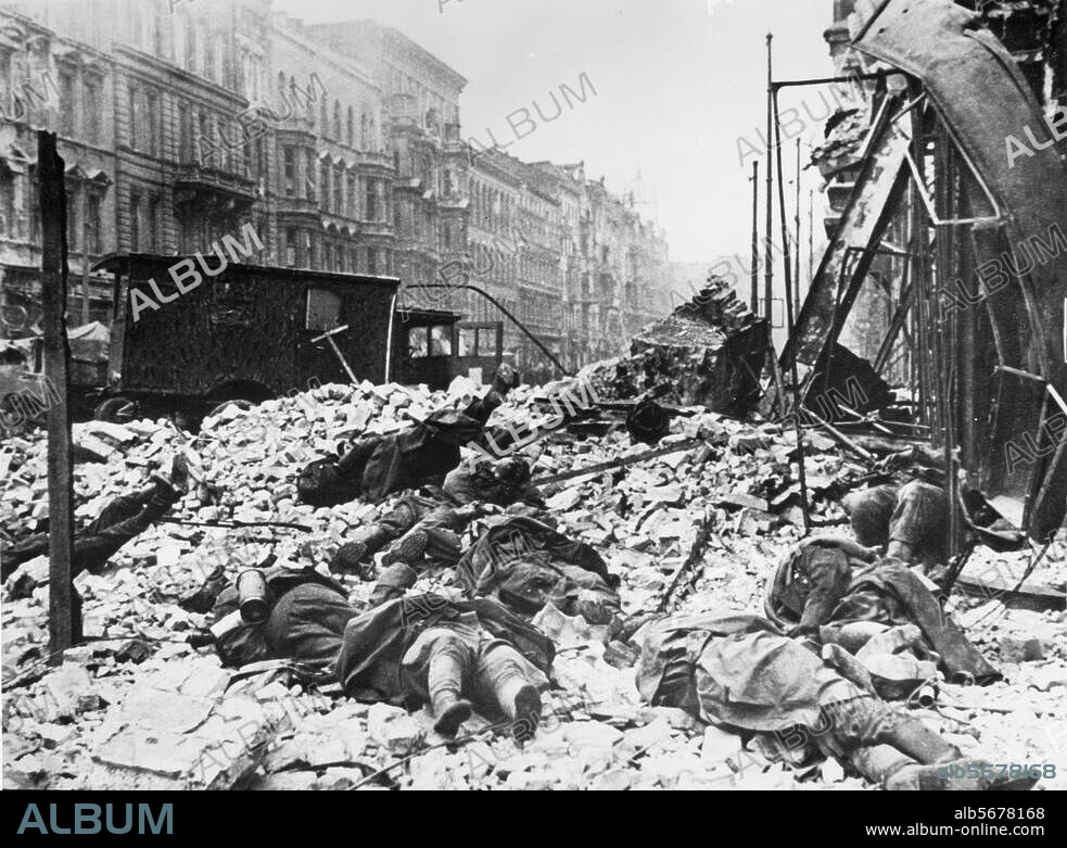 2. Weltkrieg / Eroberung von Berlin durch die Rote Armee 16.4.-2.5.1945:. Straßenkämpfe, ab 21.4. in den Außenbezirken, ab 29.4. im Zentrum. Ausbruchsversuch der SS-Division "Nordland": Gefallene in der Chausseestraße (Wedding). Foto, April 1945.