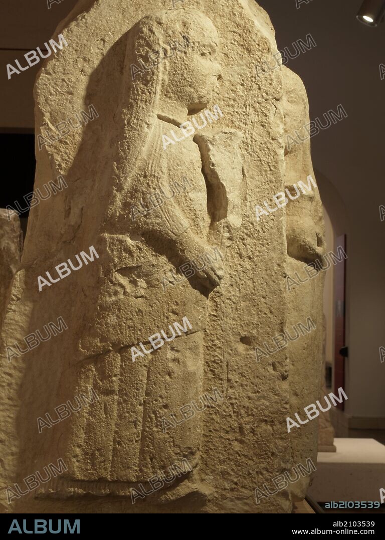 ESCULTURAS PERTENECIENTES AL FRISO DE OSUNA: DAMAS OFERENTES. IBERICO.(DEPOSITO: MUSEO ARQUEOLOGICO NACIONAL).
