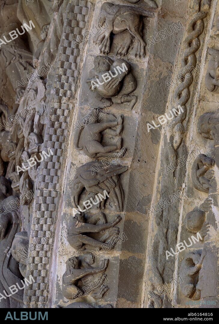 DETALLE DE UNA ARQUIVOLTA ROMANICA DE LA PORTADA PRINCIPAL DE LA IGLESIA LLAMADA PORTA SPECIOSA - SIGLO XII - ROMANICO NAVARRO.