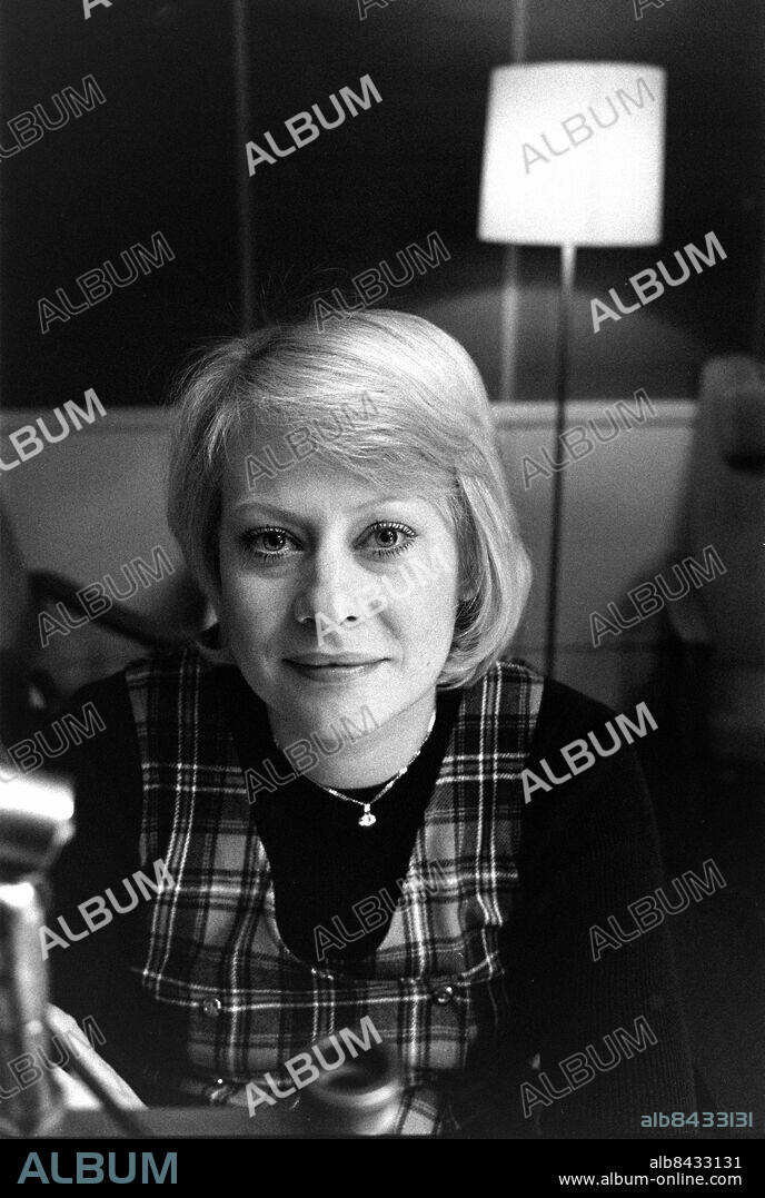 1973-11-20.. Kicki Engerstedt, programpresentatör och sändningsledare vid Sveriges Radio.. Foto: Bo-Aje Mellin / RiR / SVT / Kod: 5600. Notis publ. i RiR 49/73 sid. 45.. RiR 21048 sv/v neg.