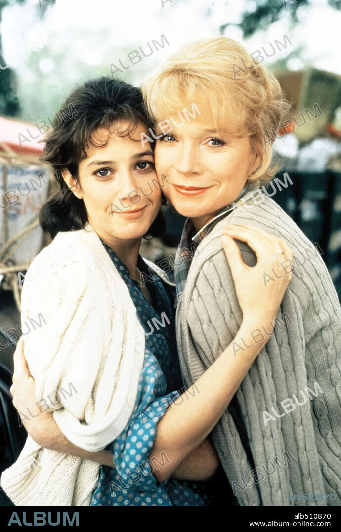 DEBRA WINGER and SHIRLEY MACLAINE in TERMS OF ENDEARMENT, 1983, directed by JAMES L. BROOKS. Copyright PARAMOUNT PICTURES.