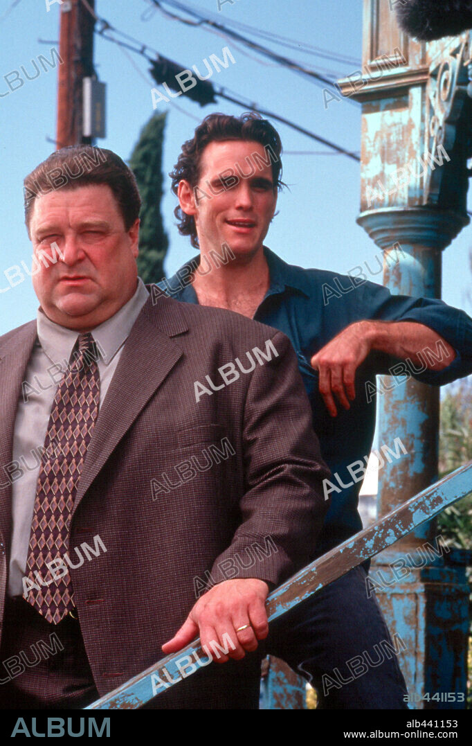JOHN GOODMAN y MATT DILLON en DIVINA PERO PELIGROSA, 2001 (ONE NIGHT AT MCCOOL'S), dirigida por HARALD ZWART. Copyright FURTHER FILMS/OCTOBER FILMS.
