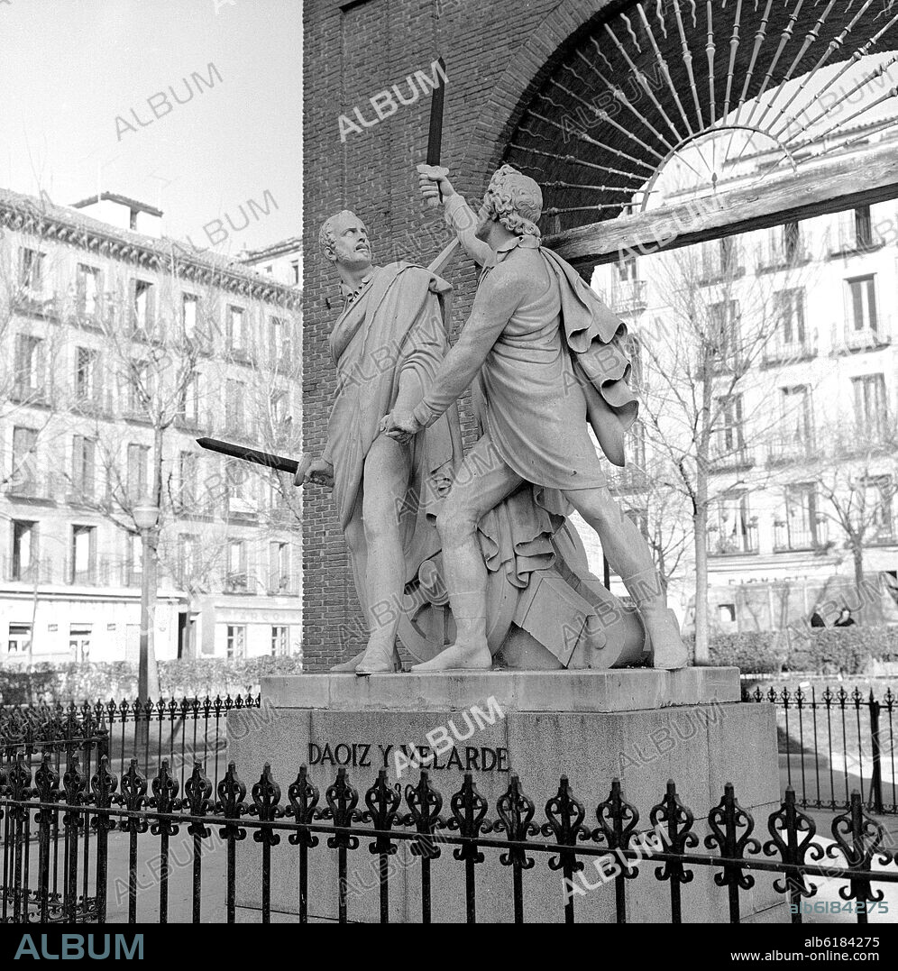 ANTONIO SOLA (1782-1861). MONUMENTO A DAOIZ Y VELARDE EN LA PLAZA DEL 2 DE MAYO - ESCULTURA DE 1831 - NEOCLASICISMO ESPAÑOL - FOTOGRAFIA EN BLANCO Y NEGRO - AÑOS 6.