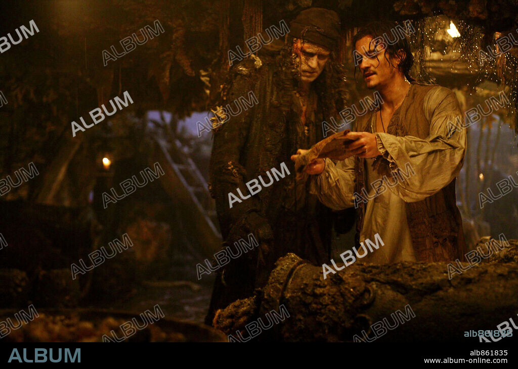 ORLANDO BLOOM and STELLAN SKARSGARD in PIRATES OF THE CARIBBEAN: DEAD MAN'S CHEST, 2006, directed by GORE VERBINSKI. Copyright DISNEY ENTERPRISES / MOUNTAIN, PETER.