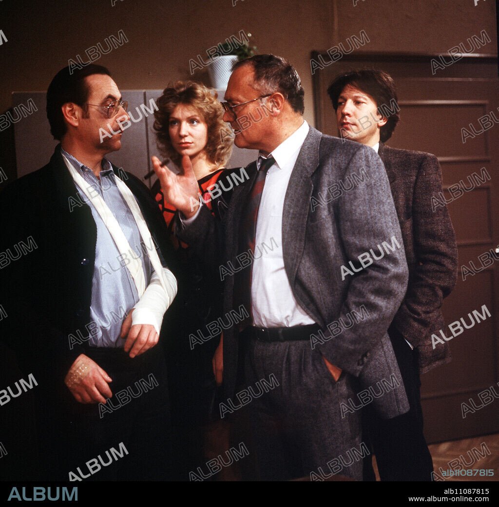 SOKO 5113 Episode: The Hard Business Photo from left to right: Horst Schickl (WILFRIED KLAUS), Bärbel Mattner (SABINE KAACK), Karl Göttmann (WERNER KREINDL), Fred Leß (BERND HERZSPRUNG). Director: Kai Borsche aka. The Hard Business / Headline: SOKO 5113 / BRD 1986.