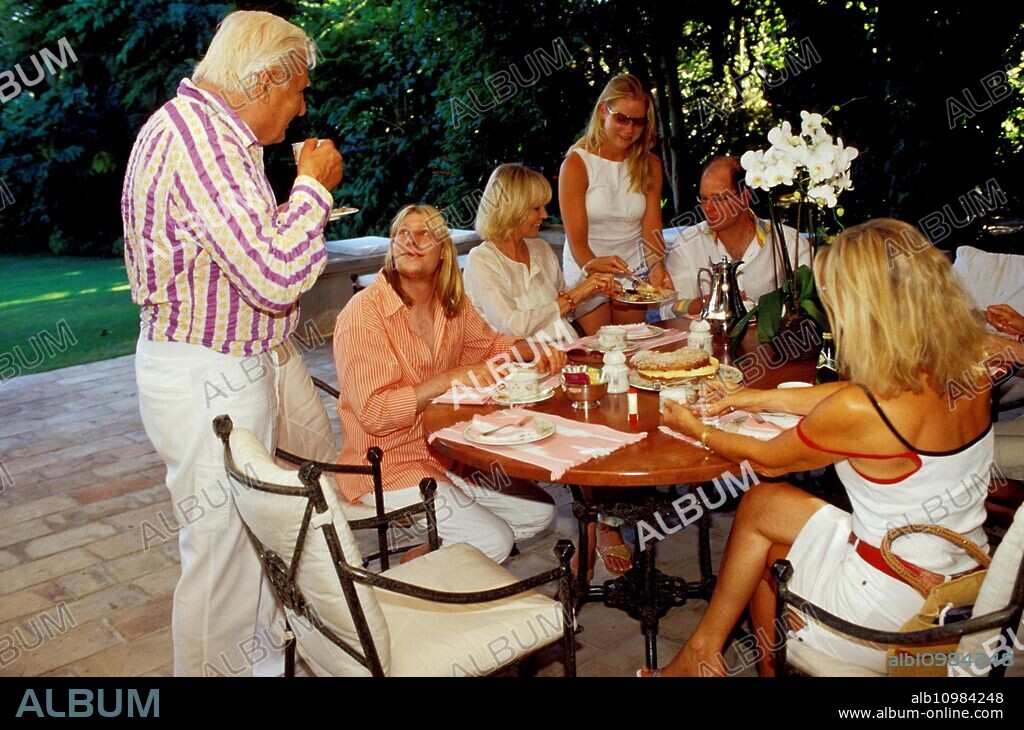Gunter Sachs and his family with wife Mirja and his sons Christian Gunnar and Claus Alexander at the table in Sankt Tropez, France 2004.