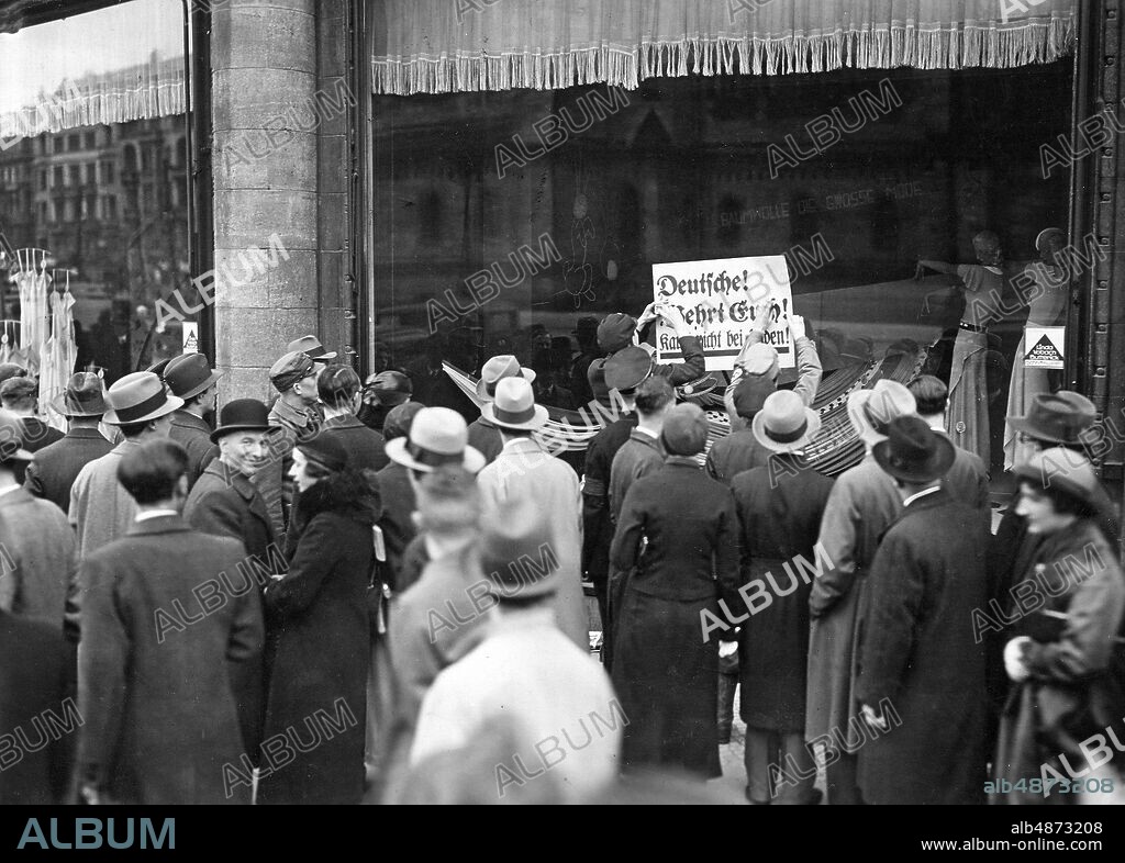 GERMANY 1933. Original text ... The boycott of Jewish companies ordered by the party leadership of the N.S.D.A.P. In order to support the protest action, the department stores have voluntarily closed down in exemplary peace throughout the empire. U.B.z: Boycott posters affixed to the windows of a Jewish store. Photo: Scherls Bilderdienst / AB Text & Bilder / SVT / code: 5600 BAE057 en / v copy On April 1, 1933, the National Socialist Party announced a boycott of Jewish businesses. Jewish persecution sites: GERMANY PhotoDate: 1933 - ?? - ??.