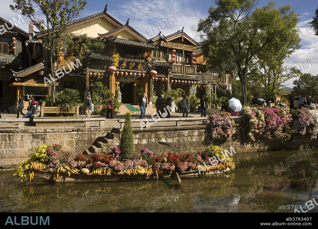 Old Town and river, Lijiang, UNESCO World Heritage Site, Yunnan, China, Asia.