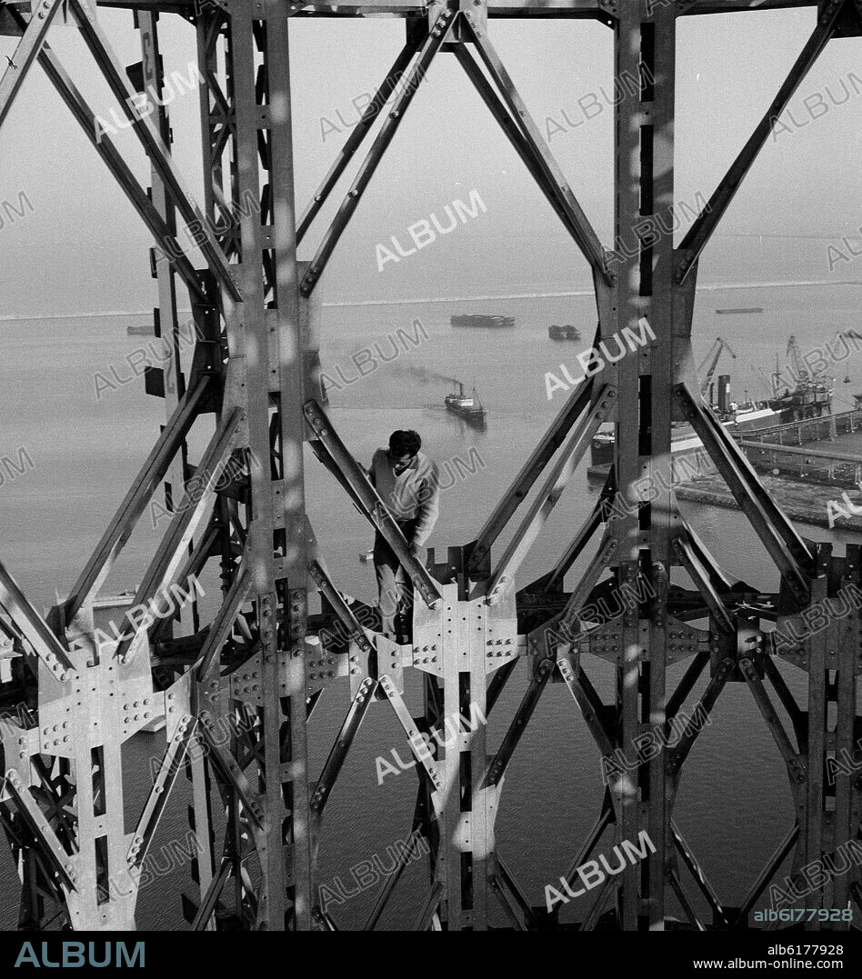 N-TORRE DE ALTA TENSION-FOTOGRAFIA EN BLANCO Y NEGRO-Nº32487-AÑOS 50.
