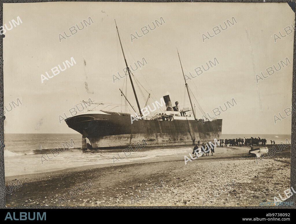 Melilla, abril de 1910. El vapor francés Oranie embarrancado en la playa del hipódromo a consecuencia del temporal.
