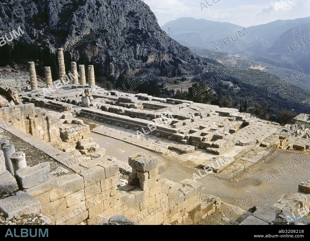 SANTUARIO DE DELFOS. Situado a los pies del monte Parnaso y considerado lugar sagrado por sus oráculos. Vista panorámica de los restos del Templo de Apolo (siglo IV a. C.), con las seis columnas de estilo Dórico que aún se conservan. Grecia.