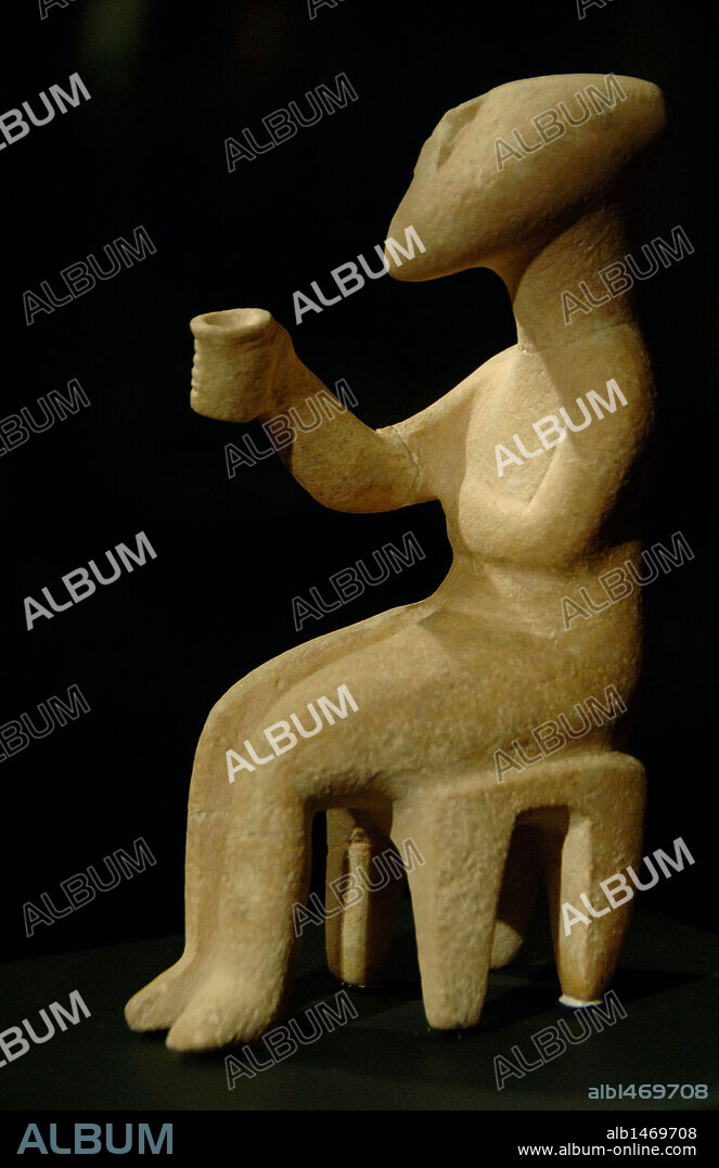 ARTE CICLADICO. PERIODO ANTIGUO II. GRECIA. Figura de un COPERO de tipo canónico. Pertenece a la fase Siros (2800-2300 a. C.). Museo de Arte Cicládico y Griego Antiguo. Atenas. Grecia.