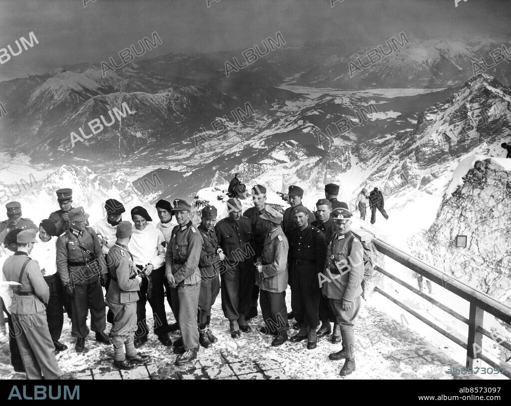 TYSKLAND GARMISCH-PARTENKIRCHEN 1936-02-16. Orig. bildtext... AUSLÄNDISCHE OFFIZIERE BESUCHTEN DIE ZUGSPITZE. U.B.z: Die ausländischen Offiziere unter Führung von Offizieren der Deutschen Wehrmacht auf der Aussichtsplattform des Zugspitz-Hauses. Foto: Keystone View Company / AB Text & Bilder / SVT / Kod: 5600 Mapp: Vinterolympiaden 1936 Organisation I 260 A Några utländska officerare besöker Zugspitze, Tysklands högsta berg, under de olympiska vinterspelen 1936. OS 1936 i Garmisch-Partenkirchen sites: GARMISCH-PARTENKIRCHEN;TYSKLAND.