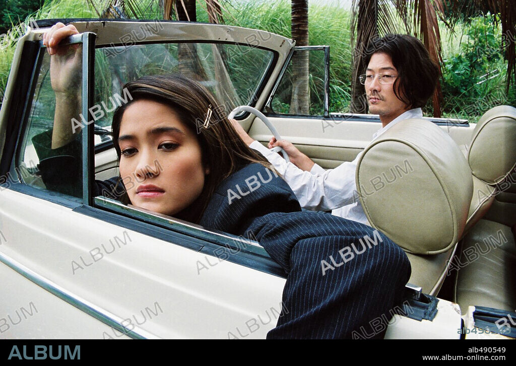 SINITTA BOONYASAK and TADANOBU ASANO in LAST LIFE IN THE UNIVERSE, 2003 (RUANG RAK NOI NID MAHASAN), directed by PEN-EK RATANARUANG. Copyright BOHEMIAN FILMS/CINEMASIA.