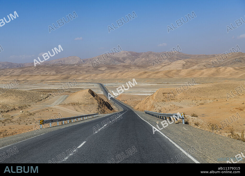 Long straight road between Bamyan and Yakawlang, Bamyan, Afghanistan, Asia.