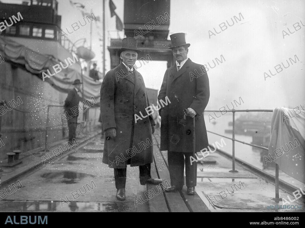 Göteborg - 1918-10-13 - Två män i höga hattar - bilden troligen tagen i samband med ett fartygsdop och troligen är det Götaverkens chef Hugo Hammar vi har till vänster - *** Local Caption *** 1918 - 3556. KAMERAREPORTAGE.
