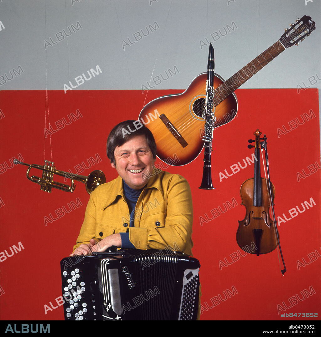 1973-01.. VÅRA FAVORITER Träff med Gnesta-Kalle, musikanter, artister och många melodier Musikprogram sänt första gången 1973-02-04 Liknande bild publ i RIR 6/73 (omslag) Programledare Dragspel Gitarrer Klarinetter Fioler Trumpeter Leende CD562 persons: RUNE GNESTADIUS sites: SVERIGE.