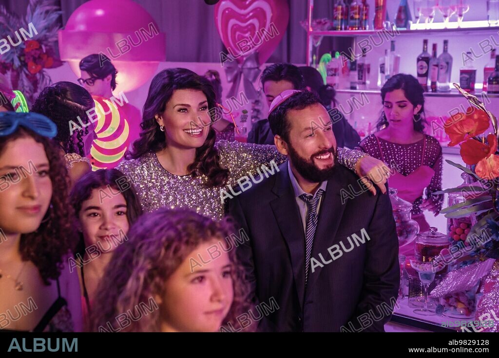 ADAM SANDLER y IDINA MENZEL en NI DE COÑA ESTAS INVITADA A MI BAT MITSVA, 2023 (YOU ARE SO NOT INVITED TO MY BAT MITZVAH), dirigida por SAMMI COHEN. Copyright ALLOY ENTERTAINMENT.