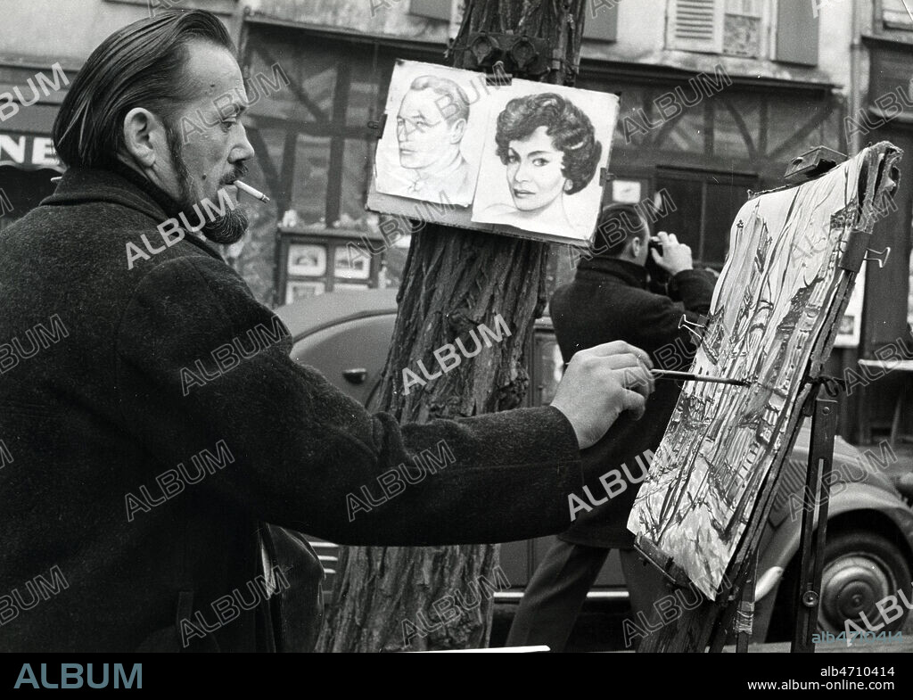 Peintre de rue a Montmartre, place du tertre, 1958, annees 50. Scene de rue, Vie quotidienne, dans la ville, Paris. Photographie JEAN POTTIER. Credit photo JEAN POTTIER/KHARBINE TAPABOR.