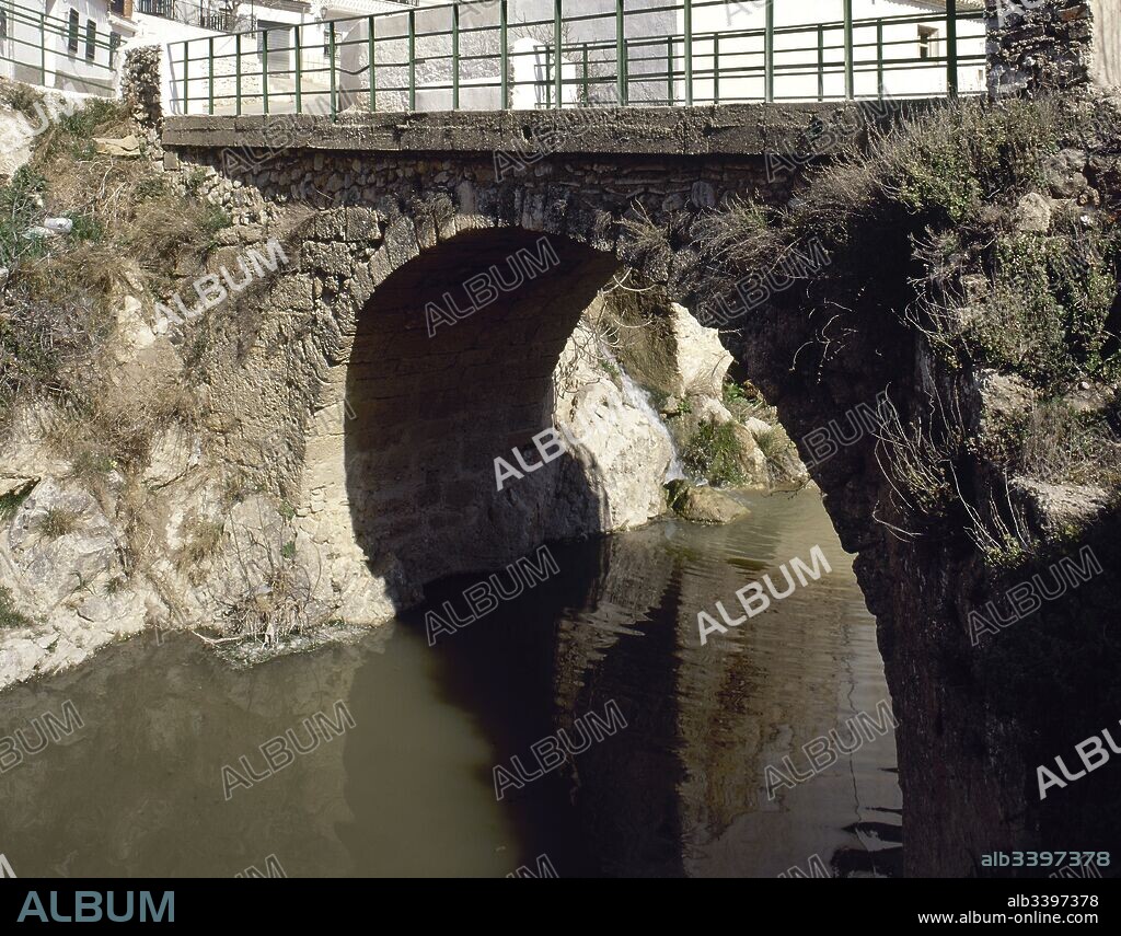 Puente romano sobre el río Cubillas. Siglo II a. C. Iznalloz. Provincia de Granada. Andalucía. España.