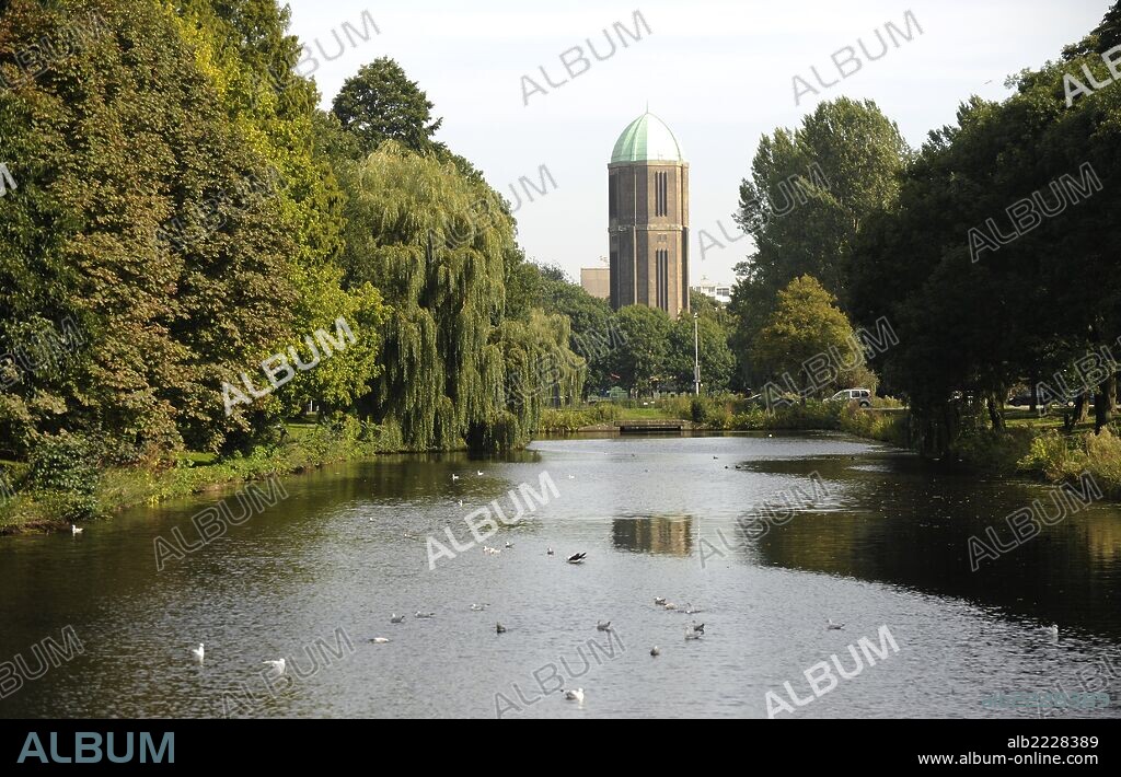 PAISES BAJOS. UTRECHT. Antigua torre depósito de agua, almenada de 1896. Distrito de Overvecht.