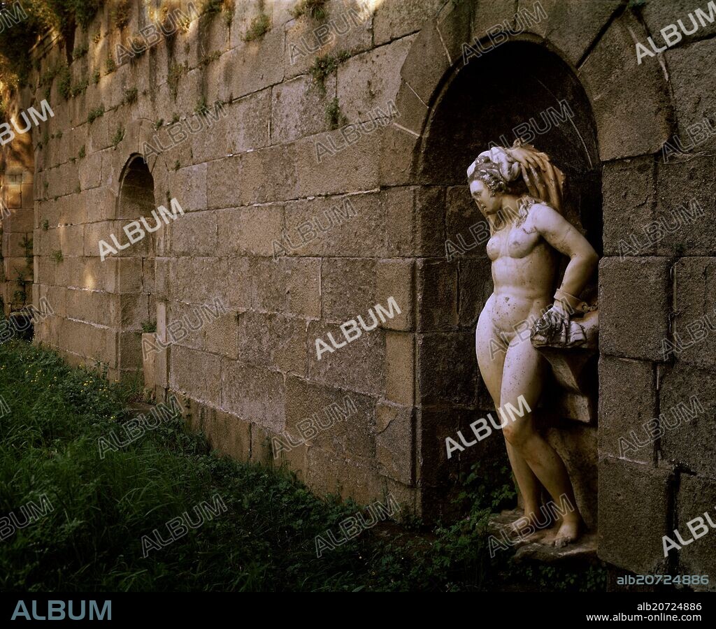 ANDROMEDA - ESCULTURA EN EL JARDIN RENACENTISTA DEL PALACIO DE SOTOFERMOSO - SIGLO XVI.