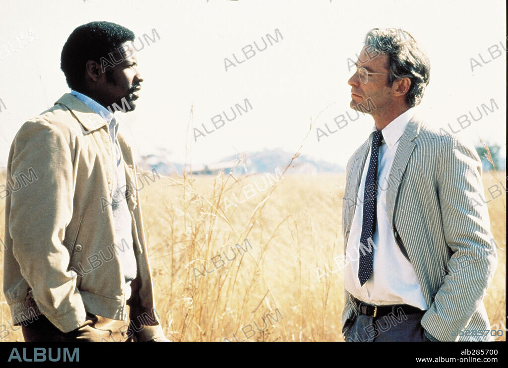 DENZEL WASHINGTON y KEVIN KLINE en GRITA LIBERTAD, 1987 (CRY FREEDOM), dirigida por RICHARD ATTENBOROUGH. Copyright MARBLE ARCH PRODS/UNIVERSAL.
