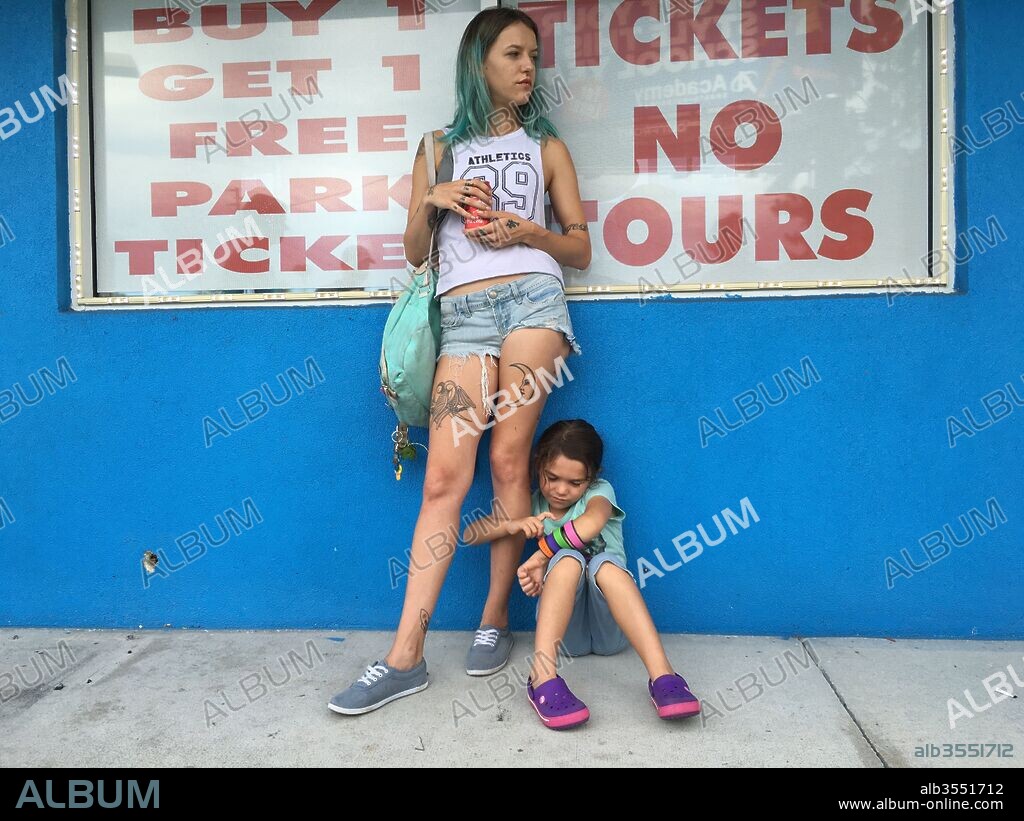 BRIA VINAITE and BROOKLYNN PRINCE in THE FLORIDA PROJECT, 2017, directed by SEAN BAKER. Copyright Cre Film/Freestyle Picture Company/June Pictures.