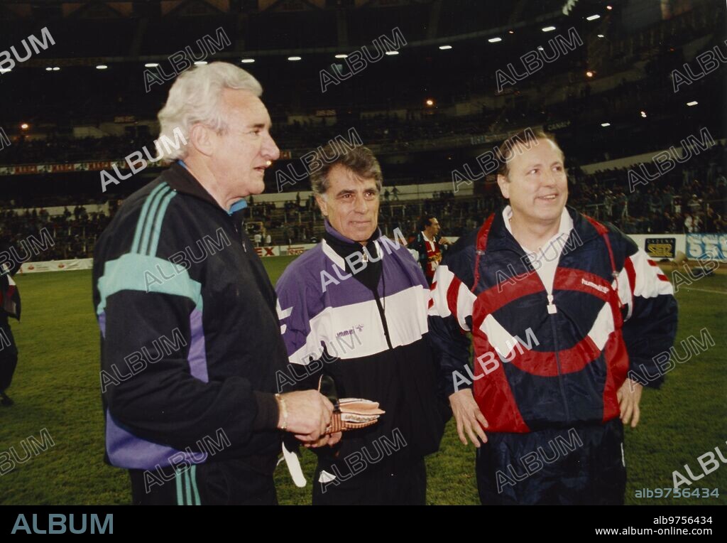 Madrid, 21/12/1993. Jesús Hermida, Luis del Olmo y Álvarez del Manzano en el Santiago Bernabéu, apoyando la iniciativa de «Proyecto Hombre».
