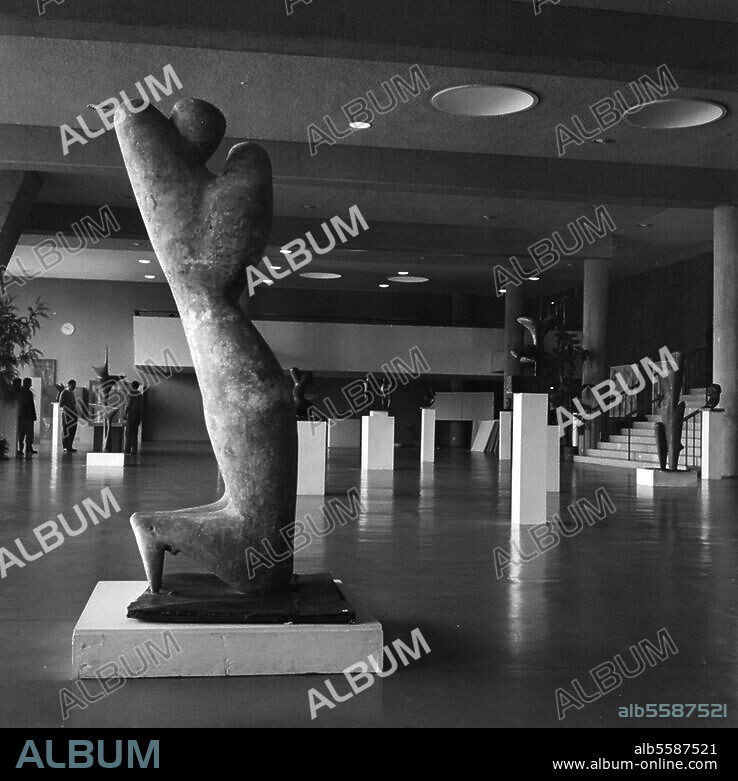 BERNARD HEILIGER. zu: Heiliger, Bernhard Bildhauer, 1915-1995. Ausstellung in der Hochschule der Künste, Berlin, 1962: Exponate im Foyer. Foto, 8.4.1962.