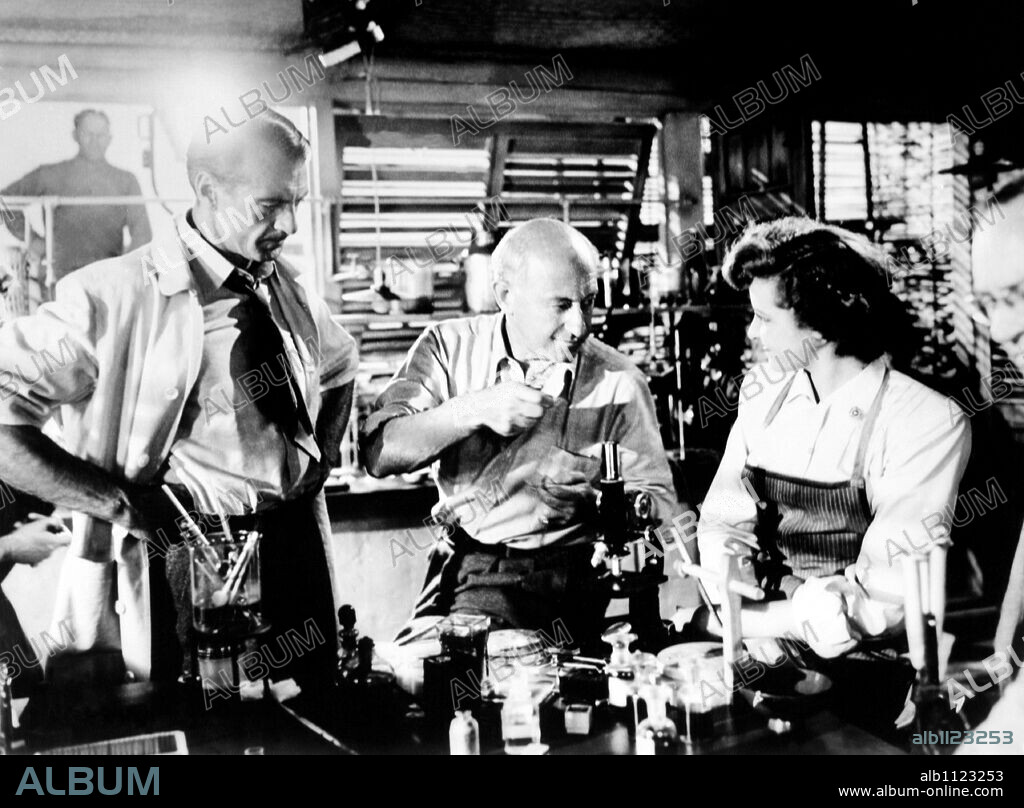 CECIL B DEMILLE y GARY COOPER en POR EL VALLE DE LAS SOMBRAS, 1944 (THE STORY OF DR. WASSELL), dirigida por CECIL B DEMILLE. Copyright PARAMOUNT PICTURES.