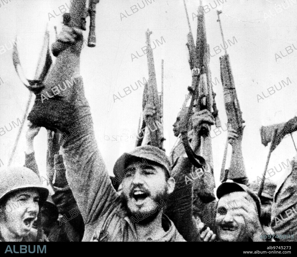 1957. Fidel Castro, Rodeado de sus Hombres, Vitorea A la Revolucion. Se Pueden apreciar los Fusiles Automáticos, con Miras Telescópicas.