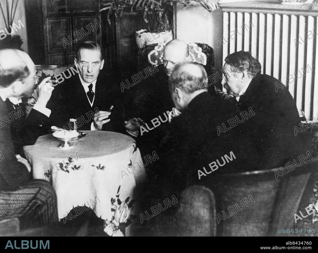 Orig. bildtext... SIR AUSTEN CHAMBERLAIN - AFTER-LUNCH ORATOR. A rare pictorial gem of Sir Austen Chamberlain vigorously debating a point with Herr Stresemann (Germany, right background), M. Briand (France, extreme right), and others, during coffee following lunch at the Hotel Splendid, Lugano. Anm. A Chamberlain: Nobels fredspris 1925 A Briand och G Stresemann: Nobels fredspris 1926 Nationernas Förbund Cigarrer Monokel Se även XAD166 persons: Aristide Briand ;Austen Chamberlain ;Gustav Stresemann sites: FRANKRIKE* ;ITALIEN ;LUGANO ;STORBRITANNIEN* ;TYSKLAND*.