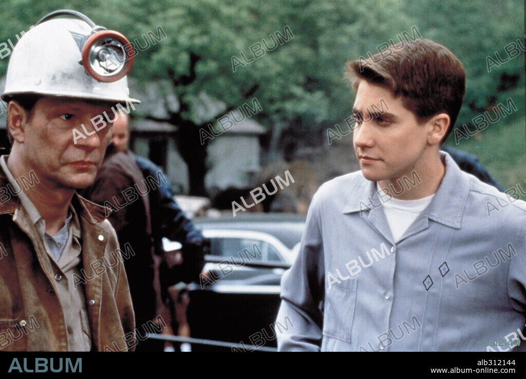 CHRIS COOPER and JAKE GYLLENHAAL in OCTOBER SKY, 1999, directed by JOE JOHNSTON. Copyright UNIVERSAL PICTURES / REDIN, VAN.