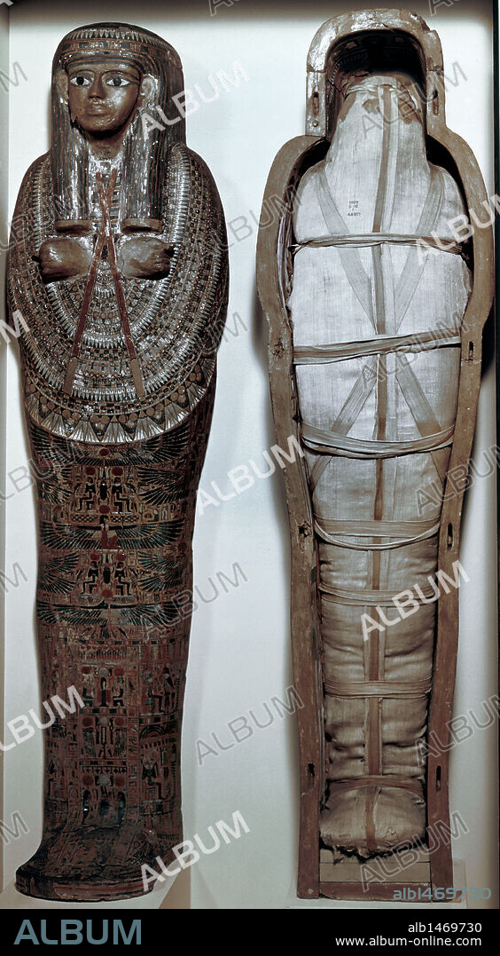 ARTE EGIPCIO. EGIPTO. SARCOFAGO ricamente decorado en la superficie exterior. En el interior, MOMIA con el vendaje mortuorio. FAJAR.