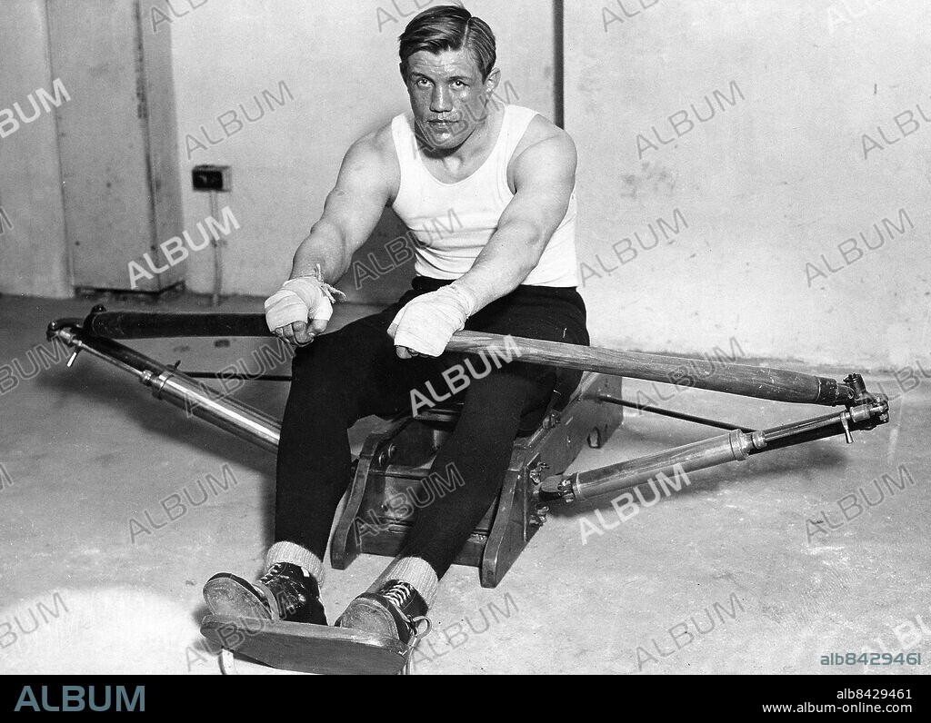 STORBRITANNIEN LONDON 1932. Orig. bildtext... Heine Mueller, the German heavyweight champion, who is fighting Larry Gains at the Albert Hall, London, on April 21st., in training at Dorland House, Regent Street, London. Heine Mueller at the sculls. Foto: Sport & General / AB Text & Bilder / SVT / Kod: 5600 Mapp: Müller Hein, tysk boxare 4677 H Müller, 1903-1945, tysk boxare Roddmaskin Lindor Boxningslindor persons: HEIN MÜLLER sites: STORBRITANNIEN;TYSKLAND*;LONDON.