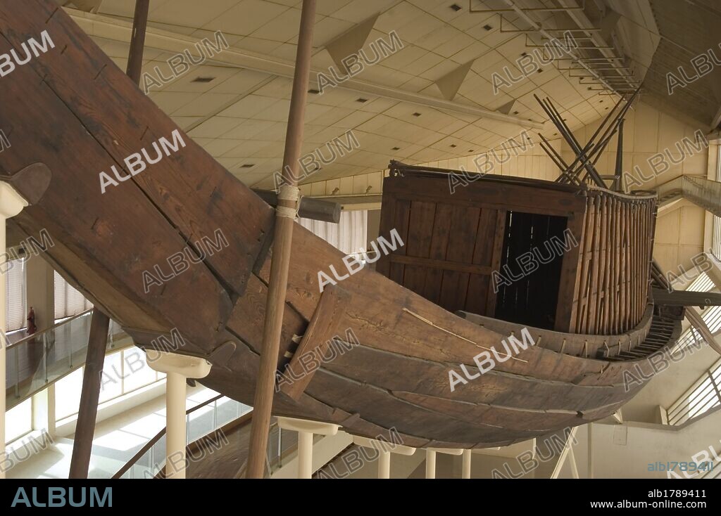 ARTE EGIPCIO. IMPERIO ANTIGUO. IV DINASTIA. BARCA SOLAR DE KEOPS (KHUFU) hallada en el lado sur de la pirámide del faraón. (2550-2528 A. c.) Construida en madera de cedro con la finalidad de transportar al faraón al otro mundo. Siglo XXVI a. c. Museo de la Barca Solar de Khufu. EL GIZA. Egipto.