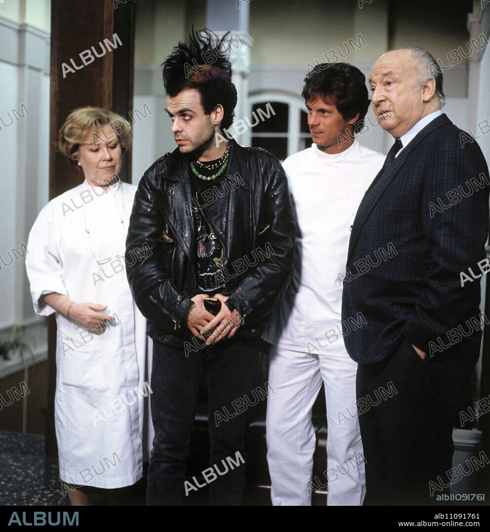 THE BLACK FOREST CLINIC / Doctor under suspicion Germany 1988 / Hans-Jürgen Tögel EVA MARIA BAUER (Head Nurse Hildegard), JOPHI RIES (Punker Rudi), JOCHEN SCHROEDER (Nurse Mischa), ALF MARHOLM (Mühlmann) in the episode: 'Doctor under suspicion', 1988. EM / Headline: THE BLACK FOREST CLINIC / Germany 1988.